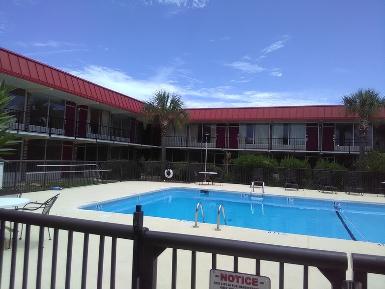 123 Mall St, Santee 29142 UK