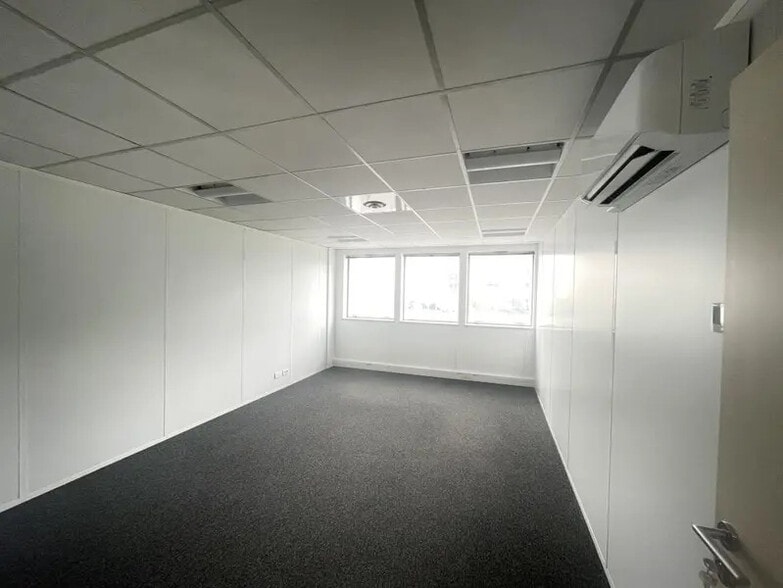 Office in Courbevoie to rent - Building Photo - Image 3 of 16