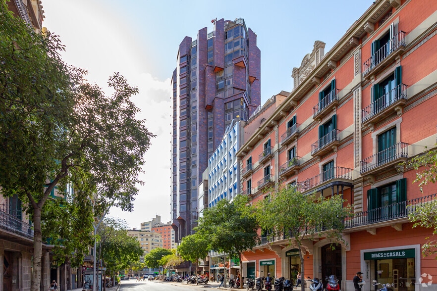 Office in Barcelona, Barcelona to rent - Building Photo - Image 3 of 3
