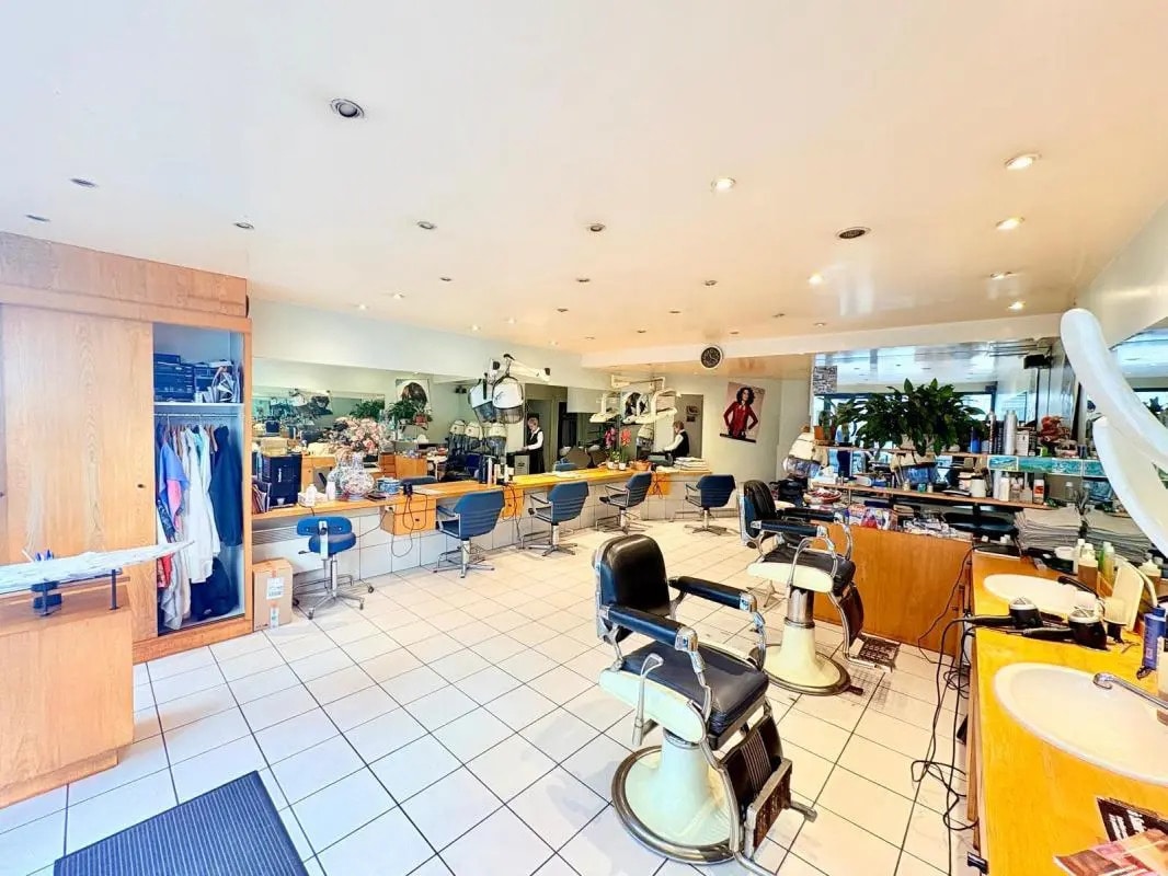 Retail in Paris to rent Interior Photo- Image 1 of 4