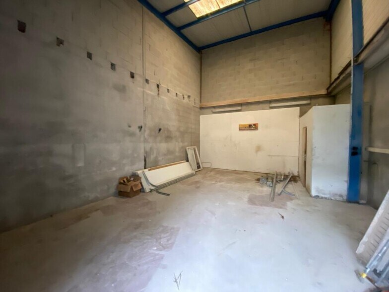 Light Industrial in Saint-Genis-Laval for sale - Interior Photo - Image 2 of 3