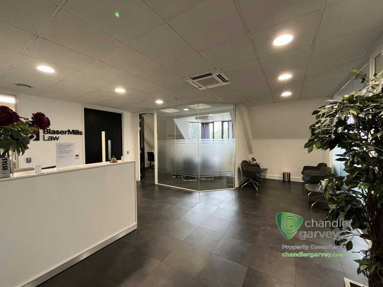 5 Hill Ave, Amersham to rent - Building Photo - Image 2 of 13