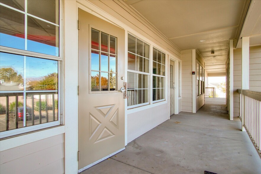 890 Sunset Dr, Hollister, CA for rent - Building Photo - Image 3 of 23