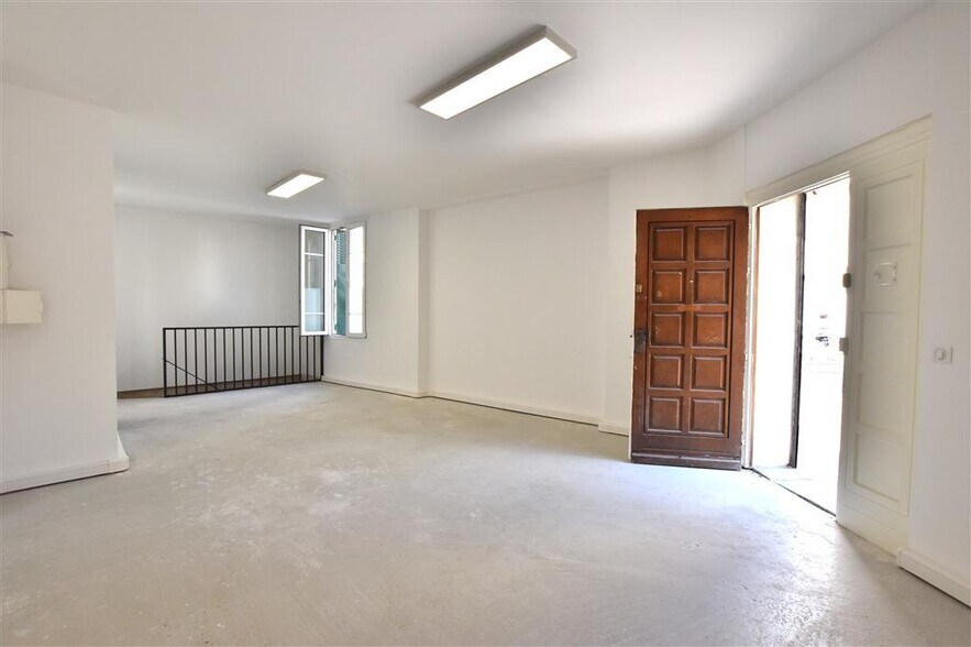 Retail in Saint-Ouen-sur-Seine to rent - Building Photo - Image 2 of 9