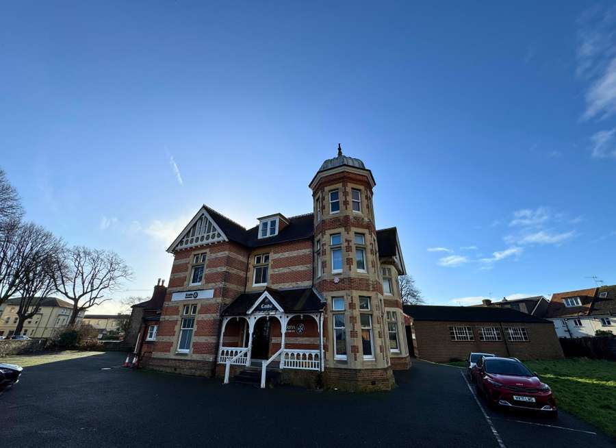 25 Farncombe Rd, Worthing for sale Primary Photo- Image 1 of 5