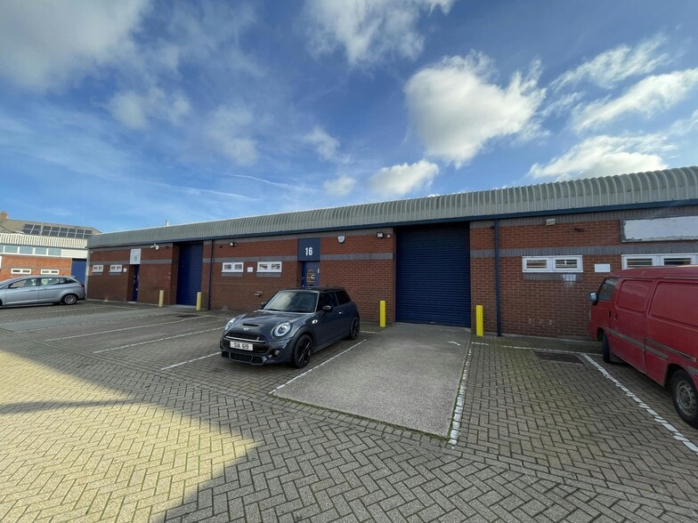 Southern Rd, Aylesbury to rent - Building Photo - Image 2 of 2