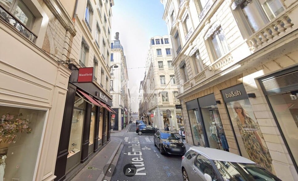 Retail in Lyon to rent - Building Photo - Image 3 of 5