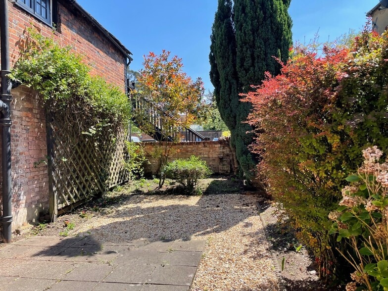 16 Wycombe End, Beaconsfield to rent - Building Photo - Image 3 of 7