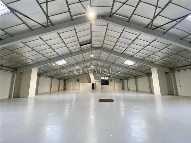 Light Industrial in Montreuil to rent - Interior Photo - Image 2 of 12