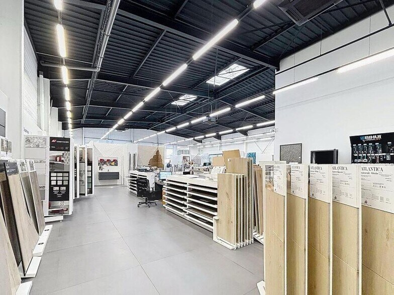 Light Industrial in Saint-Priest to rent - Interior Photo - Image 3 of 8