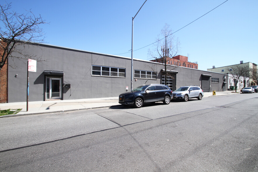 300 Kingsland Ave, Brooklyn, NY for rent - Building Photo - Image 1 of 6