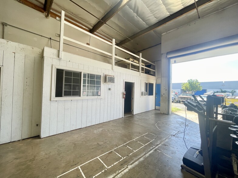 94-503 Ukee St, Waipahu, HI for rent - Interior Photo - Image 3 of 5