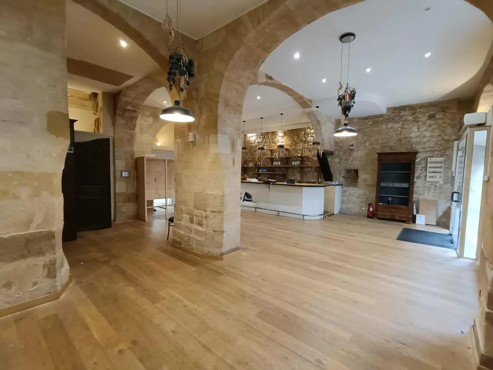 Retail in Bordeaux to rent Interior Photo- Image 1 of 3