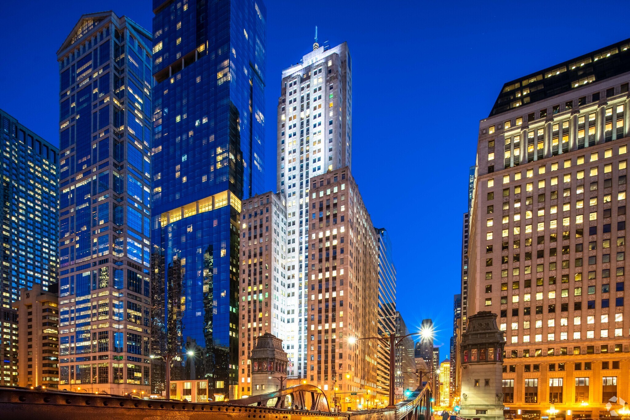 121 W Wacker Dr, Chicago, IL to rent Primary Photo- Image 1 of 35