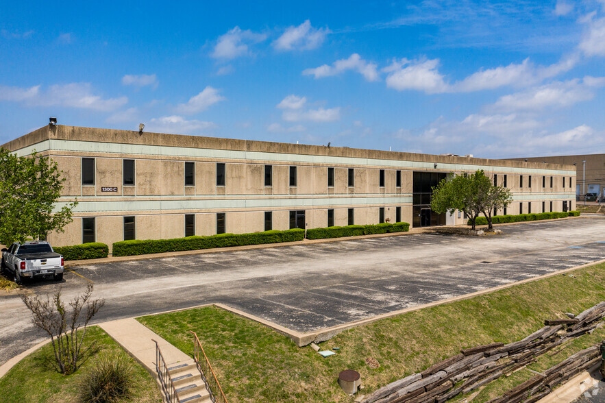 1300 E Anderson Ln, Austin, TX for rent - Building Photo - Image 2 of 5