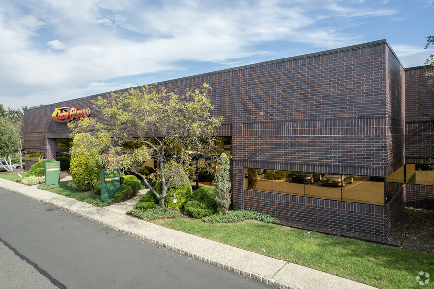 200-225 N Center Dr, North Brunswick, NJ for rent - Building Photo - Image 1 of 5