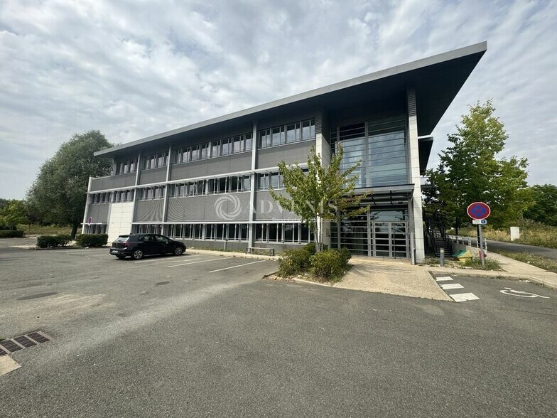 Light Industrial in Roissy-en-France to rent - Building Photo - Image 1 of 11