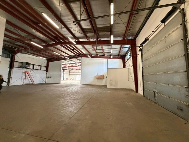 Light Industrial in Saint-Laurent-d'Agny to rent - Building Photo - Image 3 of 9