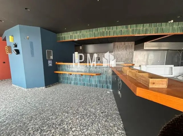 Retail in Toulon to rent - Interior Photo - Image 2 of 7