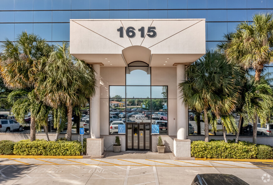 1615 Pasadena Ave S, Saint Petersburg, FL for rent - Building Photo - Image 1 of 11