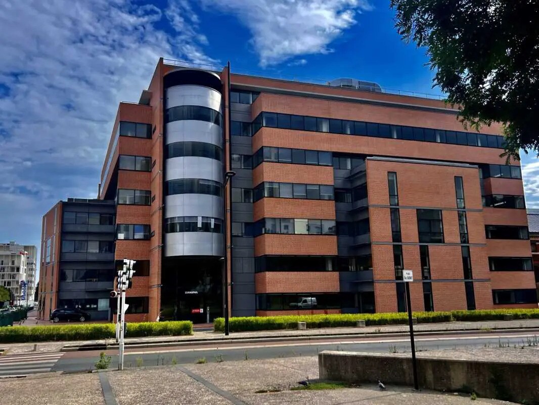 Office in Ivry-sur-Seine to rent Building Photo- Image 1 of 14
