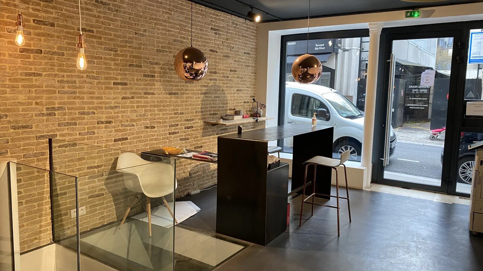 Retail in Paris to rent Interior Photo- Image 1 of 16