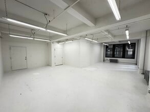 325 W 38th St, New York, NY to rent Building Photo- Image 2 of 7