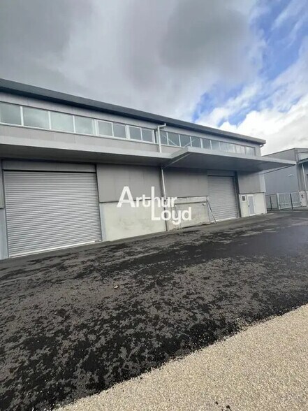 Light Industrial in La Roquette-sur-Siagne to rent - Building Photo - Image 1 of 8