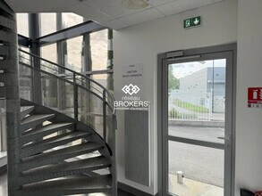 Light Industrial in Vourles to rent Interior Photo- Image 1 of 14
