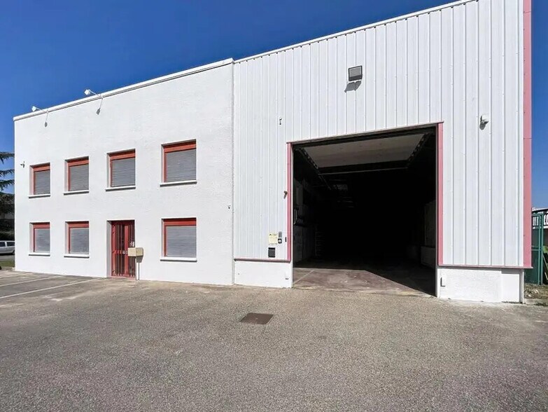 5 Allée Des Erables, Vénissieux to rent - Building Photo - Image 2 of 16