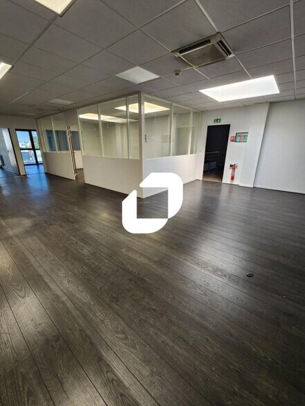 Light Industrial in Villemomble to rent - Interior Photo - Image 3 of 9