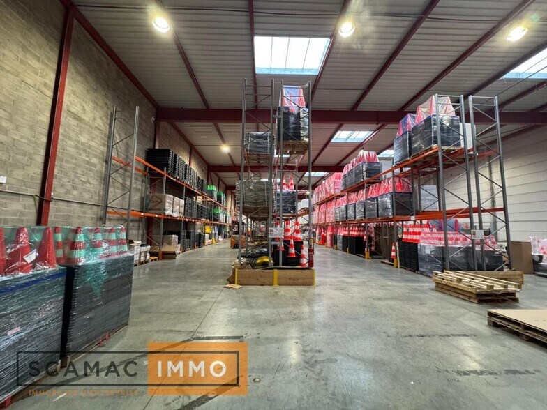 Industrial in Combs-la-Ville to rent - Building Photo - Image 1 of 8