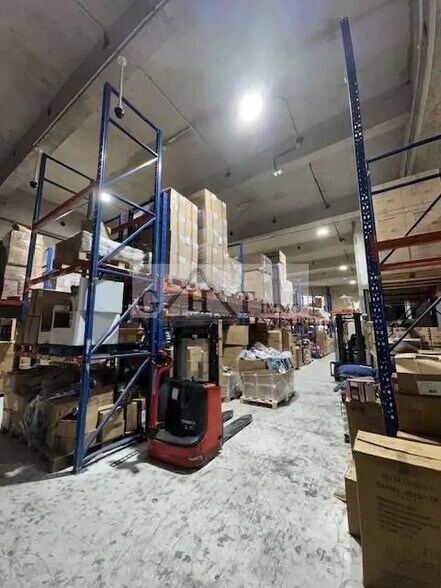 Retail in Pantin to rent - Interior Photo - Image 2 of 4