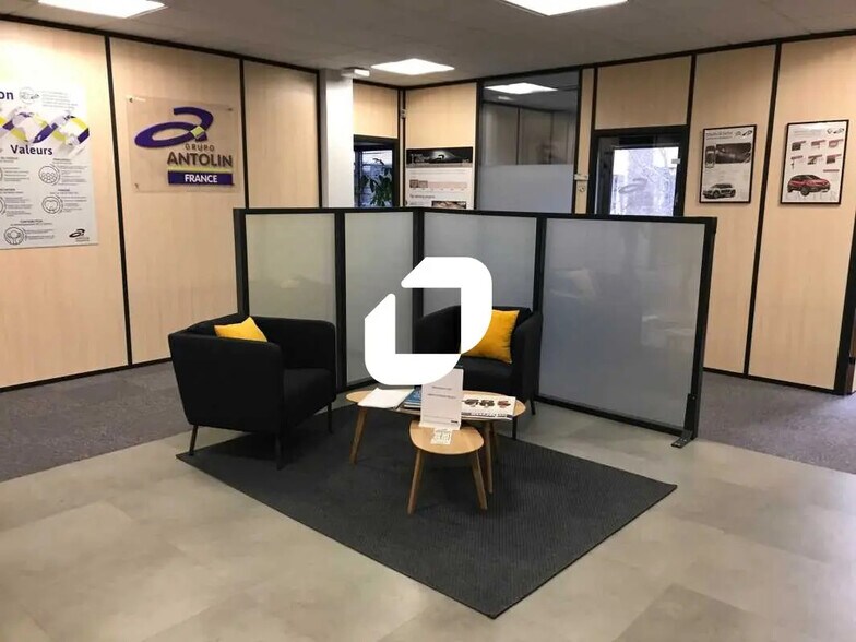 4 Rue Hélène Boucher, Guyancourt to rent - Interior Photo - Image 2 of 11