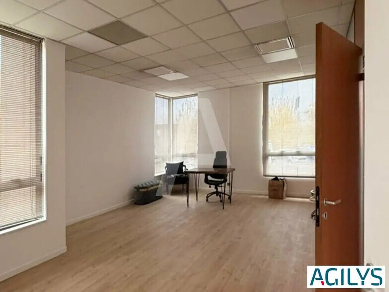 Light Industrial in Massy to rent - Building Photo - Image 3 of 10