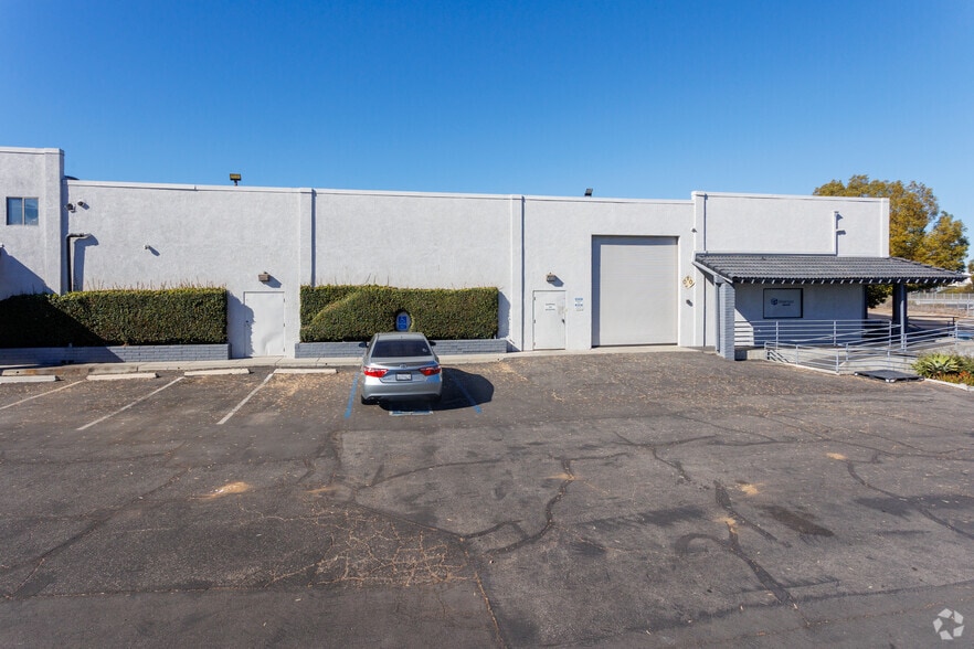 2850 E 29th St, Long Beach, CA for rent - Building Photo - Image 2 of 8