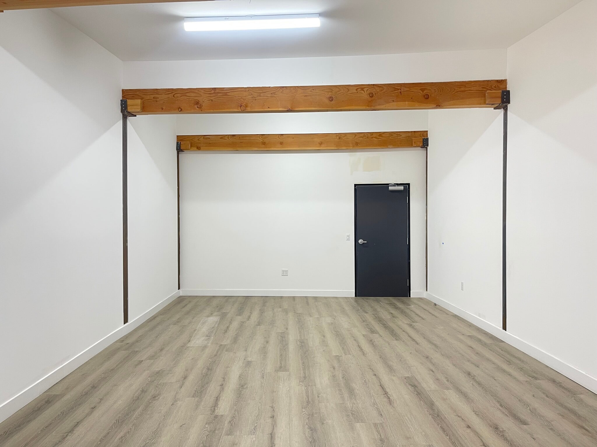 904 Wall St, Los Angeles, CA to rent Interior Photo- Image 1 of 4