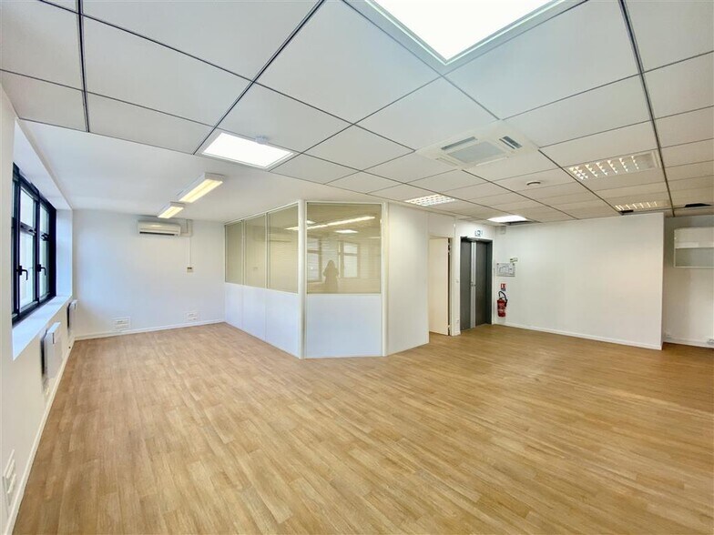 Office in Issy-les-Moulineaux to rent - Building Photo - Image 2 of 8