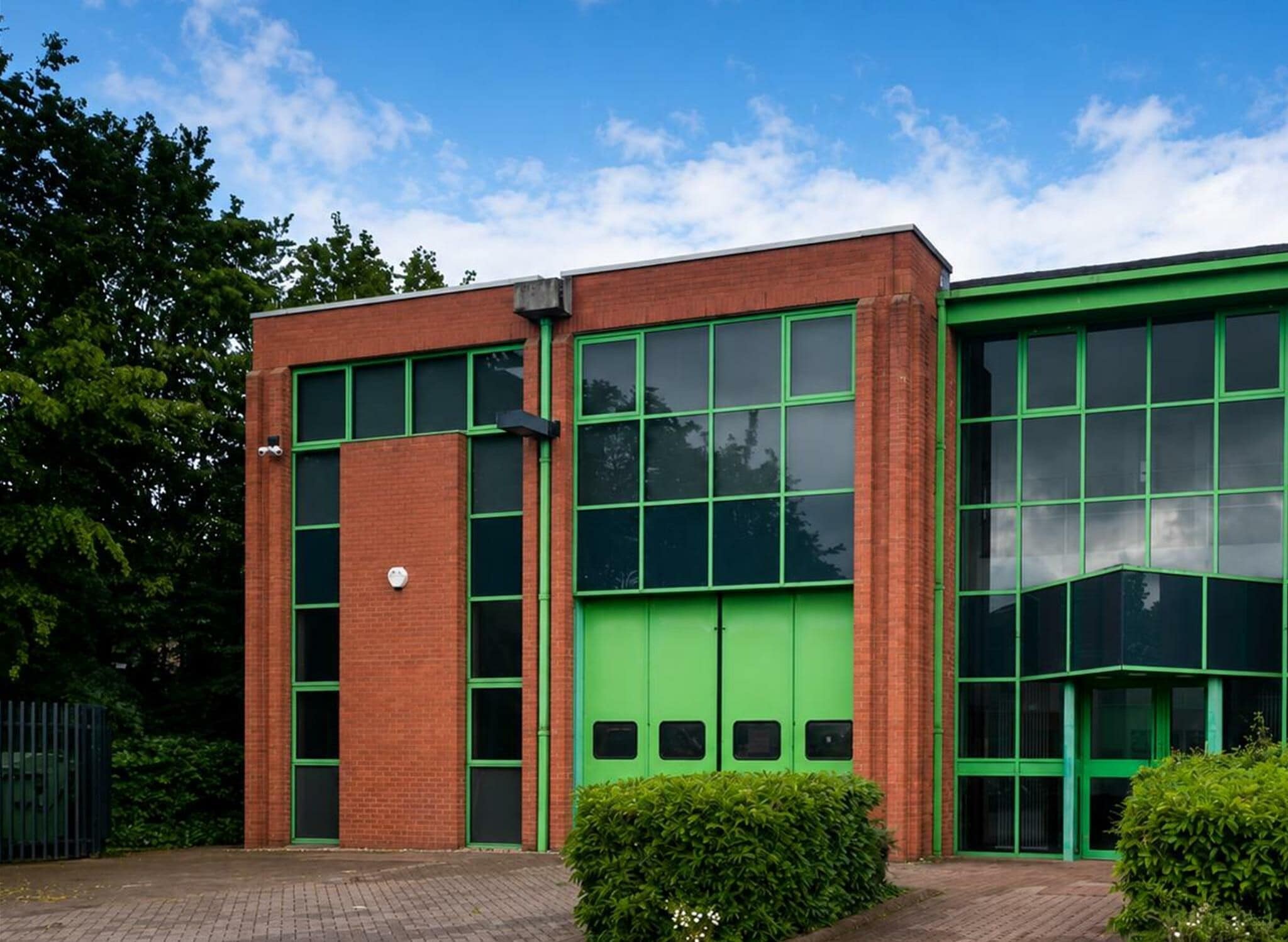 Cleeve Rd, Leatherhead to rent Building Photo- Image 1 of 2