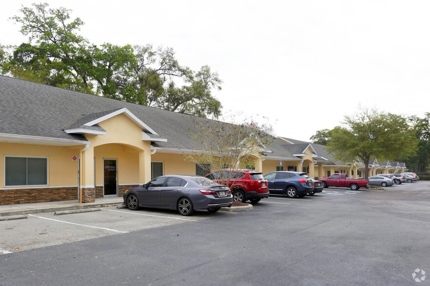 403-417 Lithia Pinecrest Rd, Brandon, FL for rent - Building Photo - Image 3 of 6