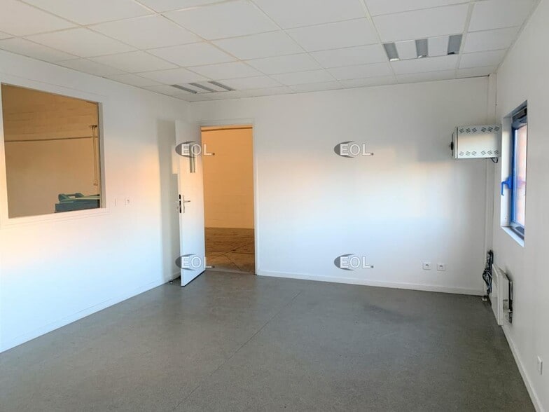 Light Industrial in Moissy-Cramayel to rent - Building Photo - Image 3 of 6