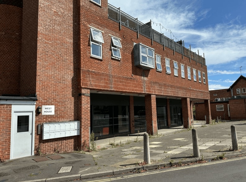 Plough Rd, Yateley to rent - Building Photo - Image 2 of 9