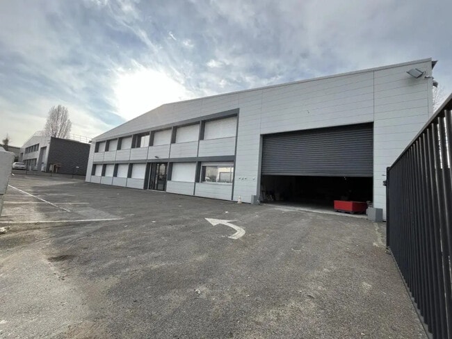 Location Entrepôt 2 350 m²
