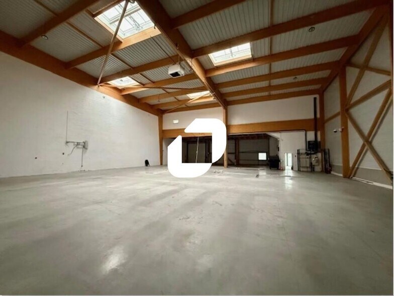 28 Chemin Latéral, Romainville to rent - Interior Photo - Image 3 of 5