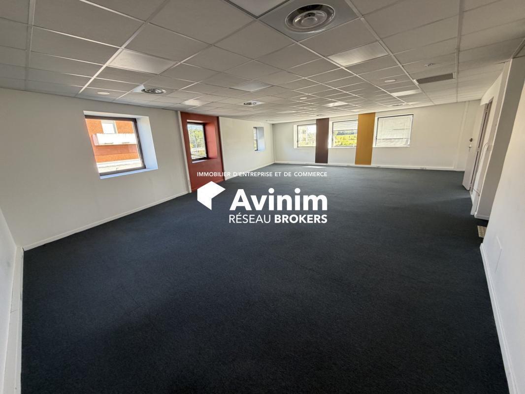 Office in L'Isle-Jourdain to rent Interior Photo- Image 1 of 13