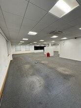 Killingbeck Dr, Leeds to rent Interior Photo- Image 1 of 2