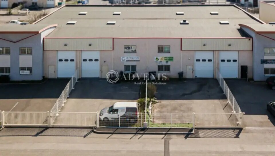 Light Industrial in Chassieu to rent - Building Photo - Image 1 of 1