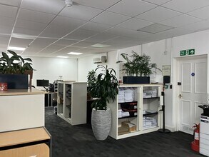 27 The Parade, Marlborough to rent Interior Photo- Image 2 of 12