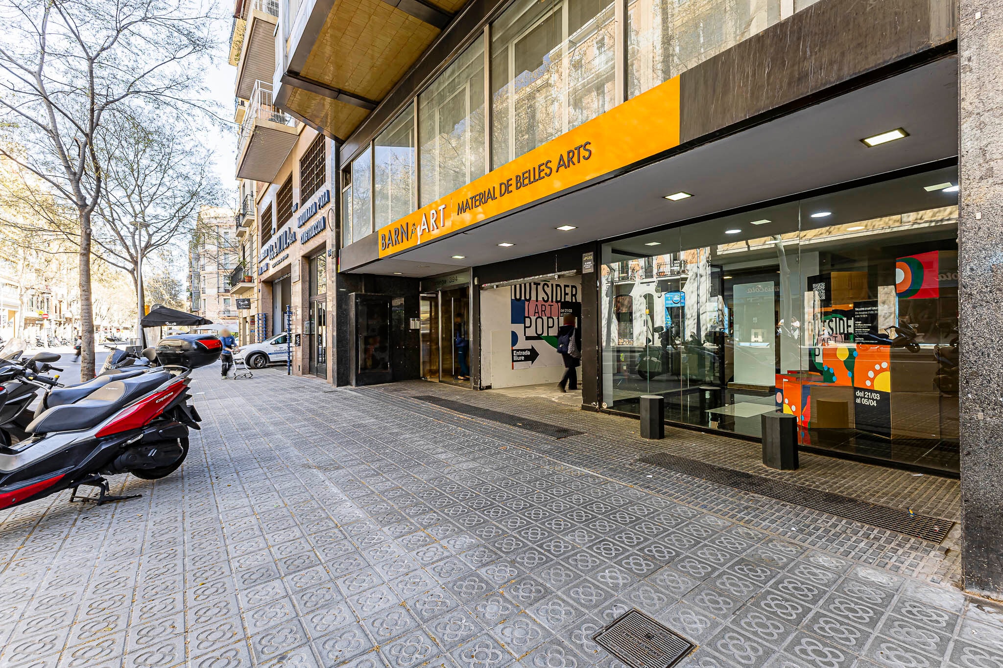 Retail in Barcelona, Barcelona to rent Primary Photo- Image 1 of 10