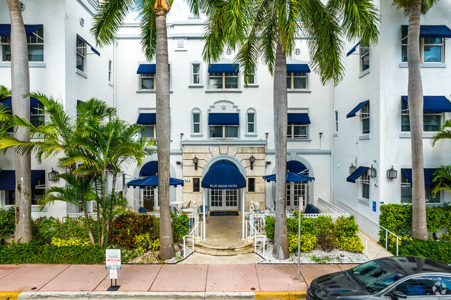 944 Collins Ave, Miami Beach, FL for rent - Primary Photo - Image 1 of 4